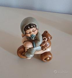 Thun bimbo su triciclo con teddy 
