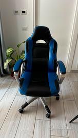 Sedia gaming blu e nera girevole con braccioli