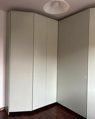 Armadio angolare con doppio letto con ruote
