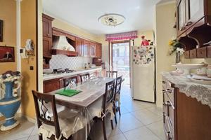 VILLA A SCHIERA A ORTA DI ATELLA