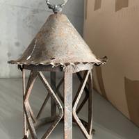 Vecchi lampadari e lanterne