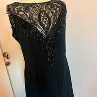 Abito nero sartoriale con ricamo in perline