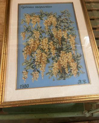 Quadro con ricamo puntocroce fiorito