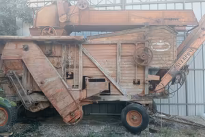 Trebbiatrice d'epoca in legno