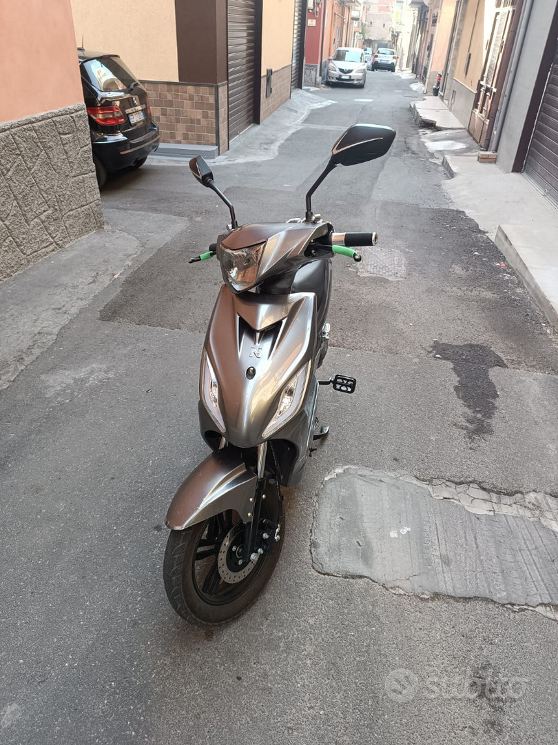 Sky Un Motorino Elettrico Scooter SKY II 1000W DIGITAL Moto E