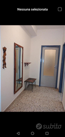 Camera arredata luminosa condizionata