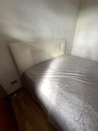Letto matrimoniale in pelle bianca con contenitore