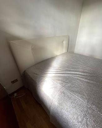 Letto matrimoniale in pelle bianca con contenitore