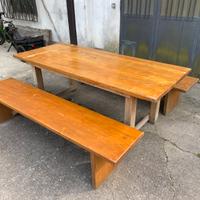 Tavolo da esterno con panche