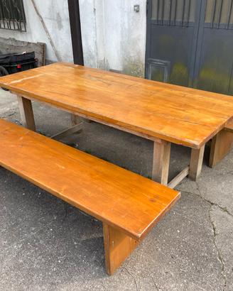 Tavolo da esterno con panche