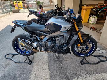 Yamaha MT-09 SP con scarico e accessori