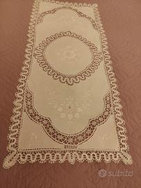 Centrotavola ricamato a mano punto sfilato vintage