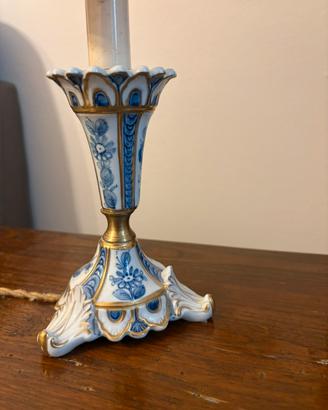 Lampada da tavolo e lampadario abbinati