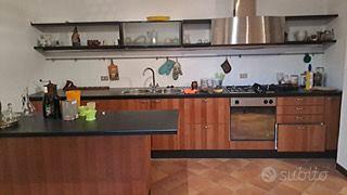 Cucina,tavolo a lira, armadio, libreria,credenza