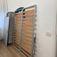 Letto matrimoniale nero con doghe in legno