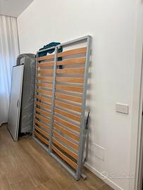 Letto matrimoniale nero con doghe in legno