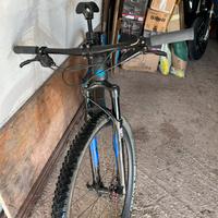 Mtb marca Canyon taglia S tutta in carbonio.