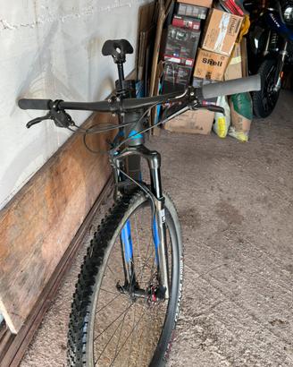Mtb marca Canyon taglia S tutta in carbonio.