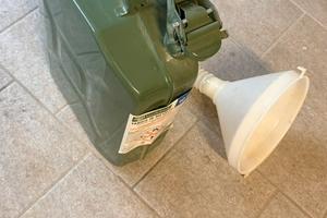 Tanica carburante 10 litri con imbuto