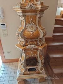 Stufa artistica in ceramica/maiolica fatta a mano