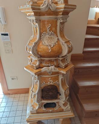 Stufa artistica in ceramica/maiolica fatta a mano