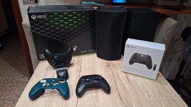 Xbox Series X 1TB con 2 Controller, Stazione di Ri