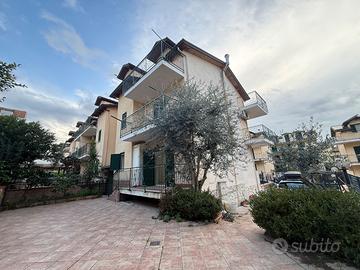 Villaricca2-villa capofila,ampio giardino in parco