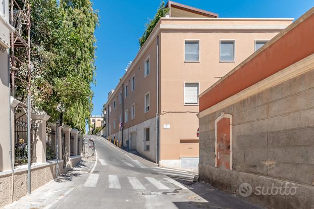 Quadrivano di lusso con ampio giardino e box auto