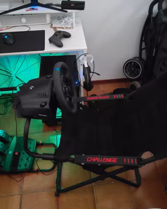 Volante Logitech e postazione Playseat