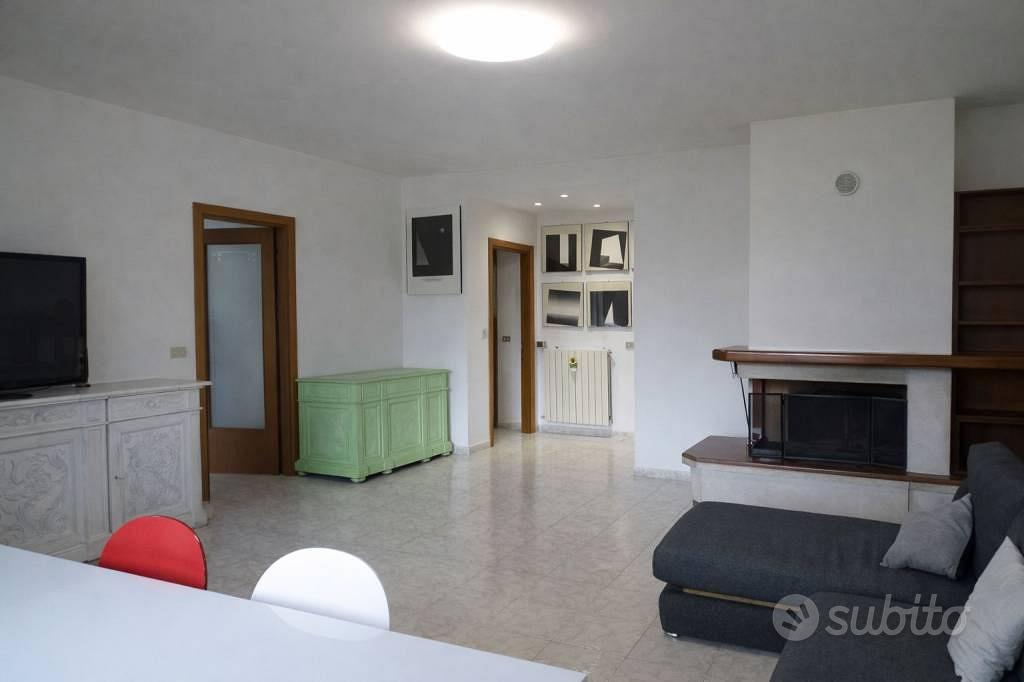 Appartamento di 135 m² con 4 locali e box auto a T - Vista 2