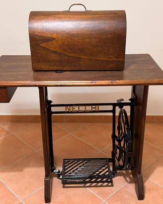 Macchina da cucire d'epoca Necchi BF (Serie Nova)