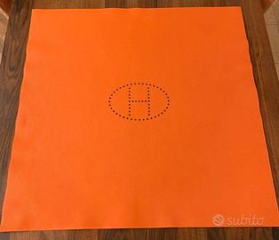 Tapis de Jeux Hermès en cuir orange, rare