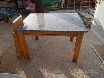 Tavolo in legno massello con 5 sedie