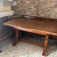 Angolo panca in legno con tavolo stile rustico