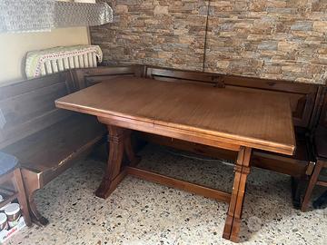 Angolo panca in legno con tavolo stile rustico