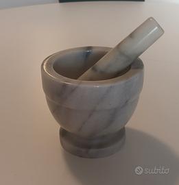 Mortaio con pestello di marmo