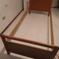 Letto singolo e comodino in legno 