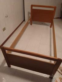Letto singolo e comodino in legno 