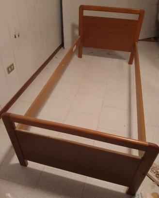 Letto singolo e comodino in legno 