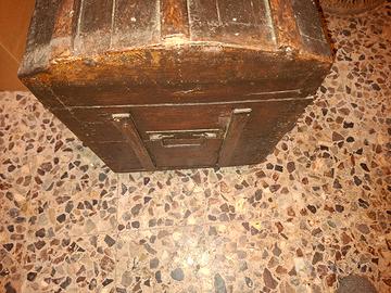 vecchio baule con maniglie laterali e rotelle
