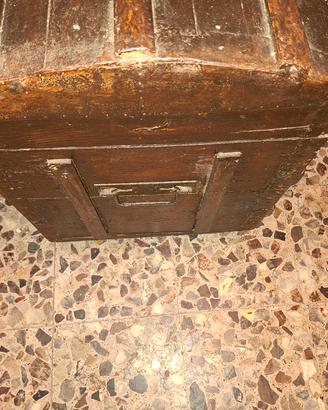 vecchio baule con maniglie laterali e rotelle