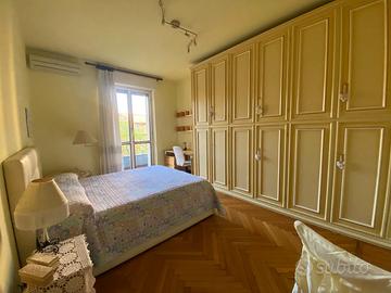 Ampia stanza matrimoniale con balcone