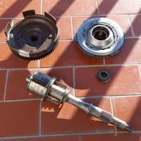 Pezzi vespa 50 asse ruota + frizione