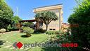 villa-indipendente-con-ampio-giardino-e-garage
