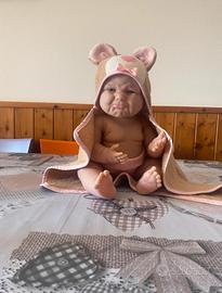 bambola che sembra reale