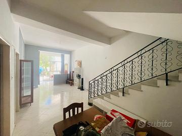 Casa indipendente con cortile e più livelli