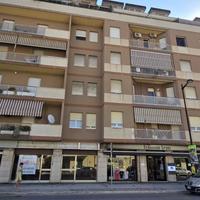 LOCALE COMMERCIALE TRE VETRINE FRONTE STRADA