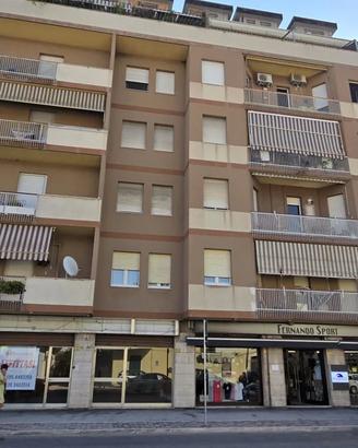 LOCALE COMMERCIALE TRE VETRINE FRONTE STRADA