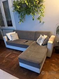 divano angolare grigio