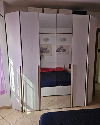 Armadio bianco 4 ante + 2 angolari, con specchio